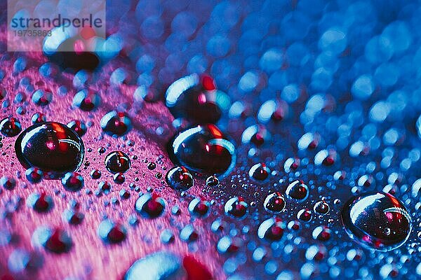 Close up abstrakte Wasserblasen mit rosa blauem Hintergrund