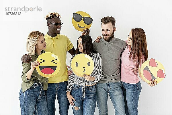 Gruppe junger Freunde mit Emoji
