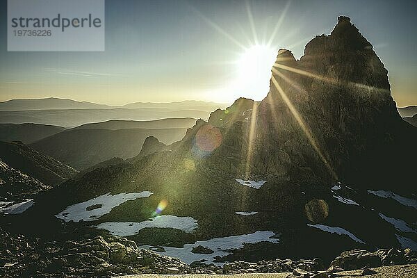 Ameal de Pablo  2509 m  im Gegenlicht bei Sonnenaufgang  Sierra de Gredos  Ávila  Spanien  Europa