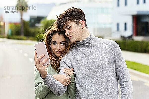 Medium Schuss Paar nehmen Selfie im Freien