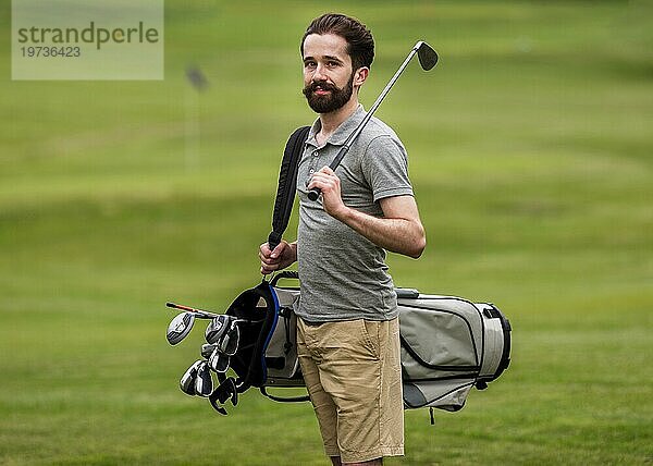 Vorderansicht erwachsener Mann mit Golfschlägern