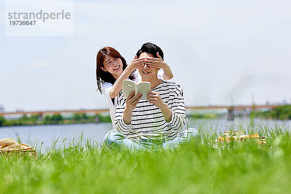 Junges japanisches Paar im Stadtpark