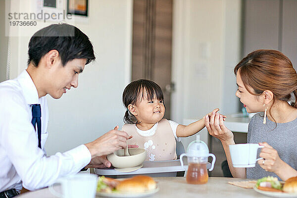 Japanische Familie zu Hause