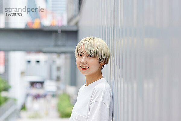 Junge Japanerin porträtiert die Innenstadt von Tokio
