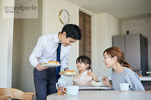 Japanische Familie zu Hause