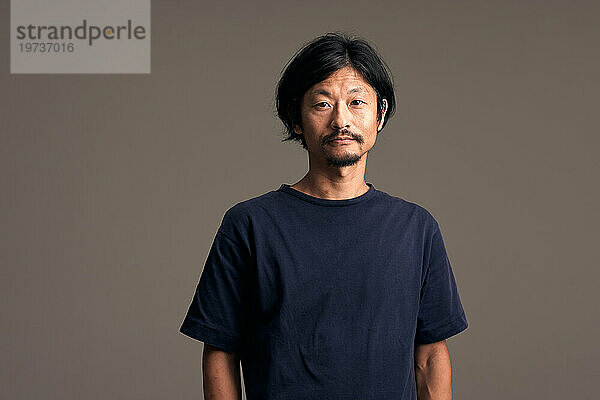 Studioporträt eines japanischen Mannes