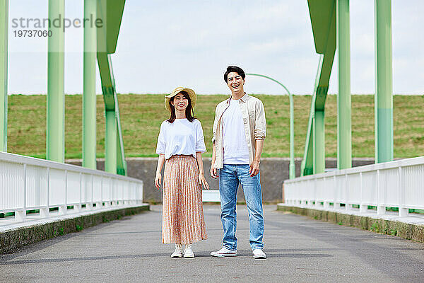 Junges japanisches Paar im Stadtpark