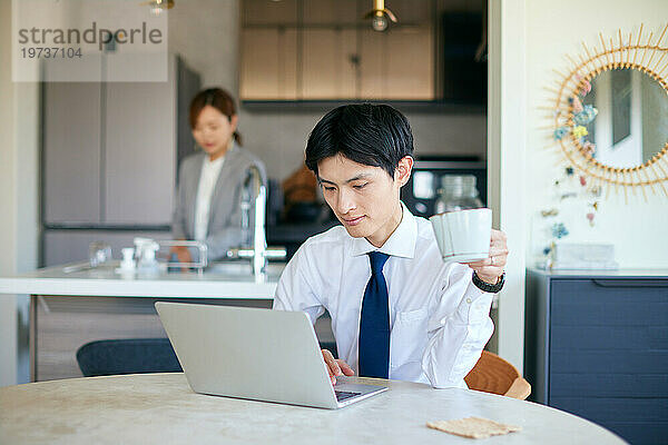 Japanischer Geschäftsmann  der von zu Hause aus arbeitet