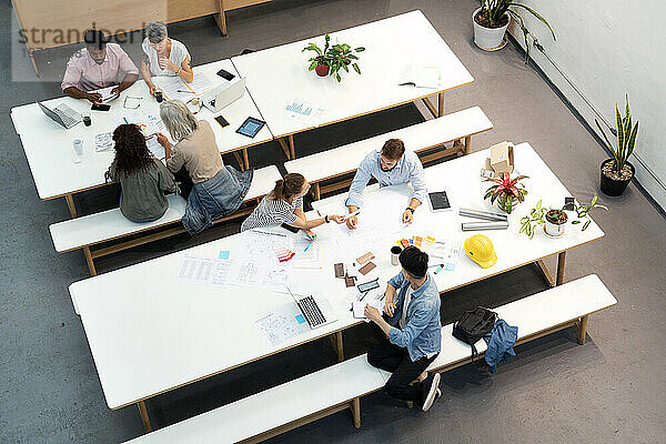 Breite Sicht auf Teamarbeit bei zwanglosen Besprechungen im Büro