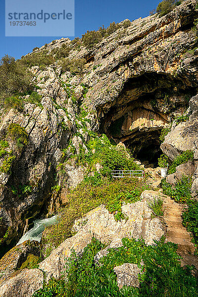 Höhle Cueva del Gato mit Wasserfall in Andalusien  Spanien  Europa