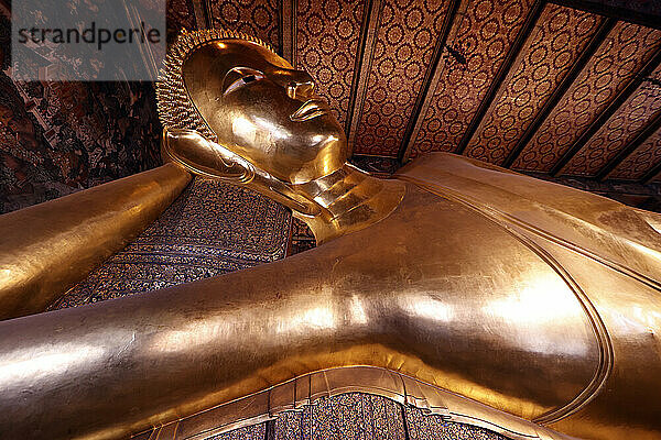 Große liegende goldene Buddha-Statue (Phra Buddhasaiyas)  Wat Pho (Tempel des liegenden Buddha)  Bangkok  Thailand  Südostasien  Asien