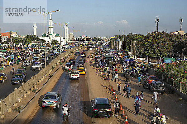 Abendverkehr in Dakar  Senegal  Westafrika  Afrika