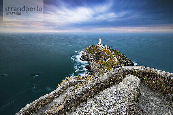 South Stack Lighthouse bei Sonnenuntergang  Anglesey  Holy Island  Wales  Großbritannien  Vereinigtes Königreich  Europa