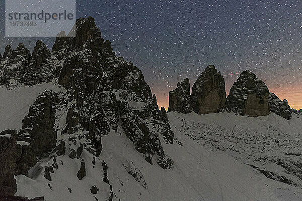 Sternennacht über Tre Cime di Lavaredo (Lavaredo-Gipfel) und Paterno  Winteransicht  Sexten  Dolomiten  Südtirol  Italien  Europa