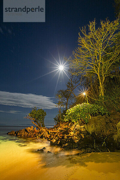 Vollmond im Murex Bangka Dive Resort  Bangka Island  in der Nähe von Manado  Sulawesi  Indonesien  Südostasien  Asien