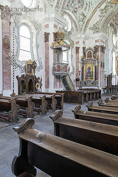 Innenraum  Kirche St. Michael  Innichen  Hochpustertal  Bezirk Bozen  Südtirol (Südtirol)  Italien  Europa