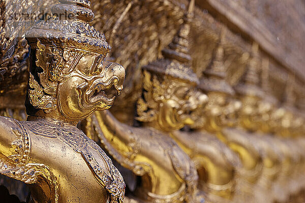 Goldene Skulpturen von Garuda und Naga  Wat Phra Kaew (Tempel des Smaragd-Buddha)  Bangkok  Thailand  Südostasien  Asien