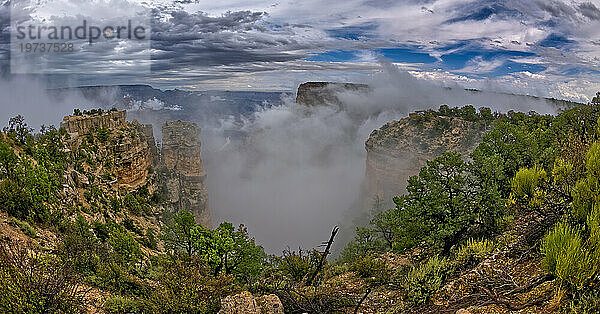 Blick auf den Grand Canyon vom Moran Point an einem bewölkten Tag mit im Canyon schwebenden Wolken  Grand Canyon National Park  UNESCO-Weltkulturerbe  Arizona  Vereinigte Staaten von Amerika  Nordamerika