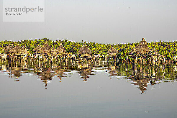 Alte Getreidespeicher auf einer Insel zwischen Mangrovenbäumen  Joal-Fadiouth  Senegal  Westafrika  Afrika