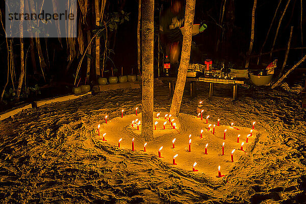 Besonderes Abendessen  serviert von Einheimischen des Tauchresorts in Pulau Panaki  Raja Ampat  Indonesien  Südostasien  Asien