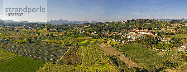 Erhöhte Ansicht von Ackerland  Landschaft und Stadt  Monterchi  Provinz Arezzo  Toskana  Italien  Europa