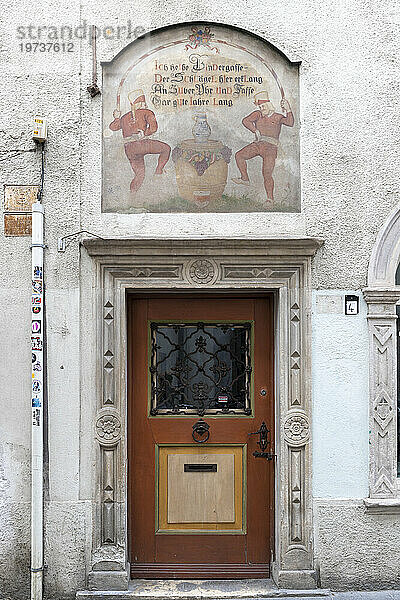 Detail der Tür und des Freskos in der Altstadt von Bozen (Bozen)  Bezirk Bozen  Südtirol (Südtirol)  Italien  Europa