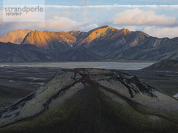 Mit einer Drohne aufgenommene Luftaufnahme eines kleinen Vulkans in der Gegend von Landmannalaugar an einem Sommertag  Island  Polarregionen