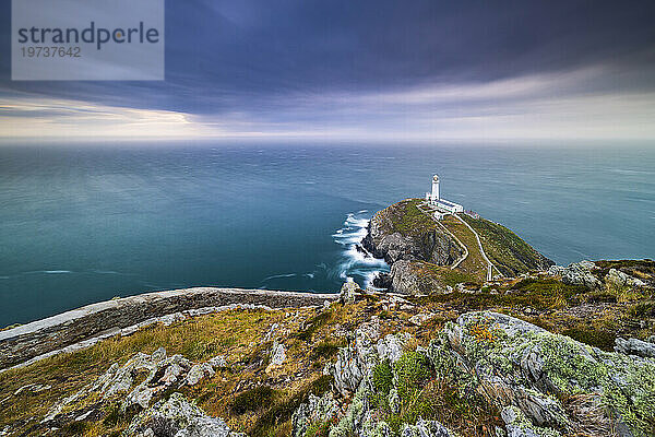 South Stack Lighthouse bei Sonnenuntergang  Anglesey  Holy Island  Wales  Großbritannien  Vereinigtes Königreich  Europa