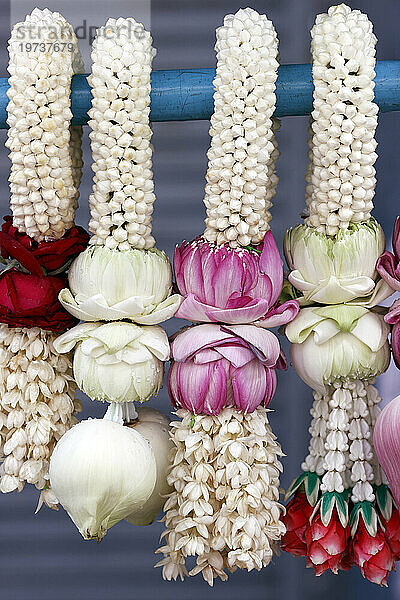 Blumengirlanden als Tempelopfer für hinduistische Zeremonien  indischer Blumenladen im Sri Maha Mariamman Tempel  Bangkok  Thailand  Südostasien  Asien