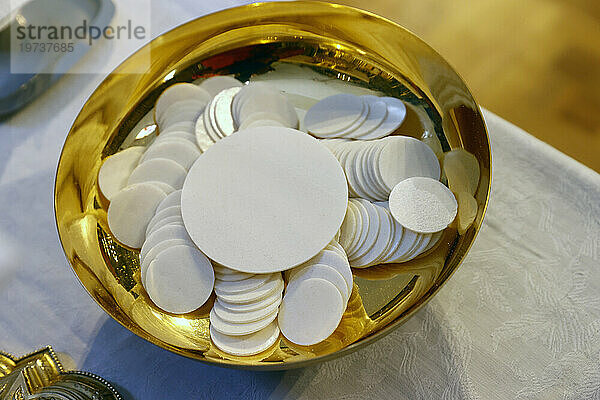 Eucharistietisch  katholische Messe  Barockkirche Saint-Gervais  Saint-Gervais  Haute-Savoie  Frankreich  Europa