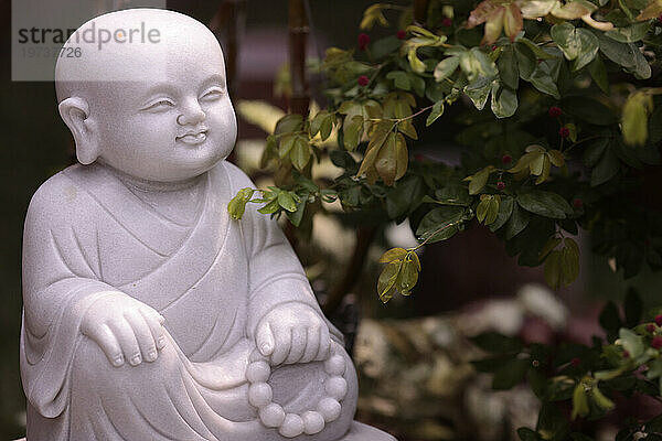 Marmorstatue  junger buddhistischer Mönch im Garten  Linh Chieu Zen-Kloster  Vung Tau  Vietnam  Indochina  Südostasien  Asien