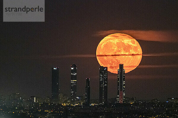 Der Blaue Mond  Vollmond im Perigäum  hinter den Wolkenkratzern von Cuatro Torres in Madrid  Spanien  Europa