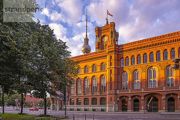 Blick auf das Rote Rathaus bei Sonnenuntergang  Nikolaiviertel  Berlin  Deutschland  Europa