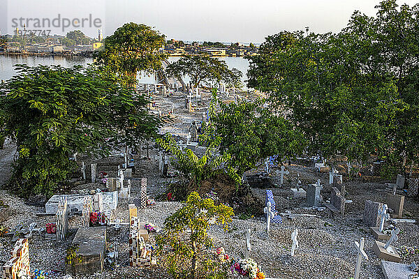 Katholischer Friedhof in Fadiouth  Senegal  Westafrika  Afrika