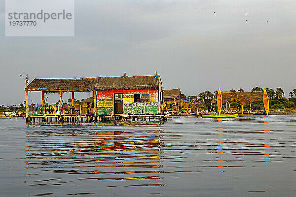 Rasta-Restaurant auf der Insel Mar Lodj  Senegal  Westafrika  Afrika