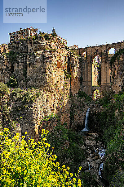 Schöne Brücke und Wasserfall und traditionelles weißes Dorf Ronda  Pueblos Blancos  Andalusien  Spanien  Europa