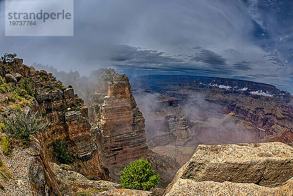 Blick auf den Grand Canyon vom Moran Point an einem bewölkten Tag mit im Canyon schwebenden Wolken  Grand Canyon National Park  UNESCO-Weltkulturerbe  Arizona  Vereinigte Staaten von Amerika  Nordamerika