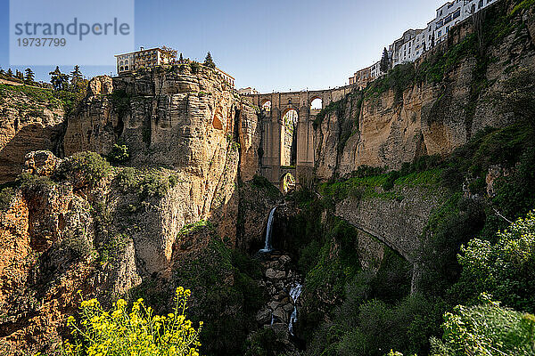 Ansicht mit schöner Brücke und Wasserfall  ein traditionelles weißes Dorf  Ronda  Pueblos Blancos  Andalusien  Spanien  Europa