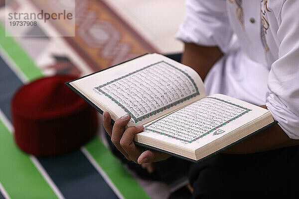 Muslimischer Mann liest einen Koran  Ho-Chi-Minh-Stadt  Vietnam  Indochina  Südostasien  Asien