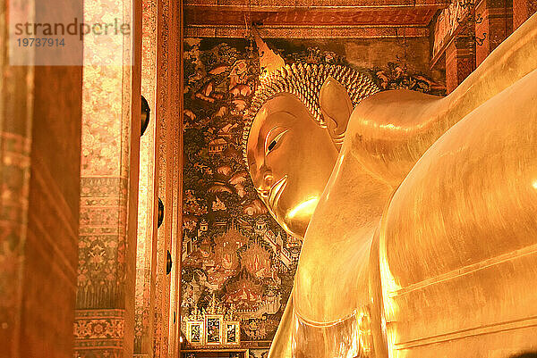 Der riesige goldene liegende Buddha im Wat Pho (Tempel des liegenden Buddha)  Bangkok  Thailand  Südostasien  Asien