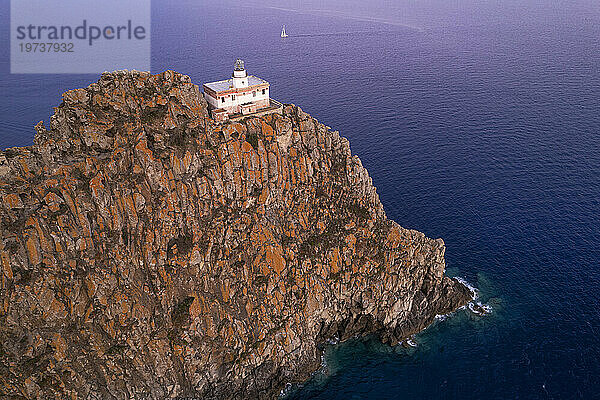 Basaltklippe Punta della Guardia mit dem Leuchtturm in der Abenddämmerung  Insel Ponza  Tyrrhenisches Meer  Pontinische Inseln  Provinz Latina  Latium (Latium)  Italien  Europa