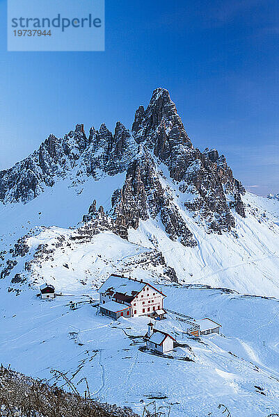 Abenddämmerung auf der Locatelli-Hütte mit Paterno-Berg im Hintergrund  Winterblick  Tre Cime di Lavaredo (Lavaredo-Gipfel)  Sexten  Dolomiten  Südtirol  Italien  Europa