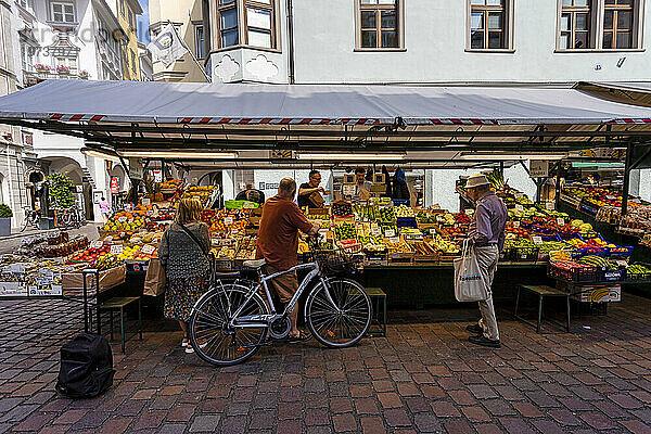 Typischer Lebensmittelmarkt in der Altstadt von Bozen  Bezirk Bozen  Südtirol (Südtirol)  Italien  Europa