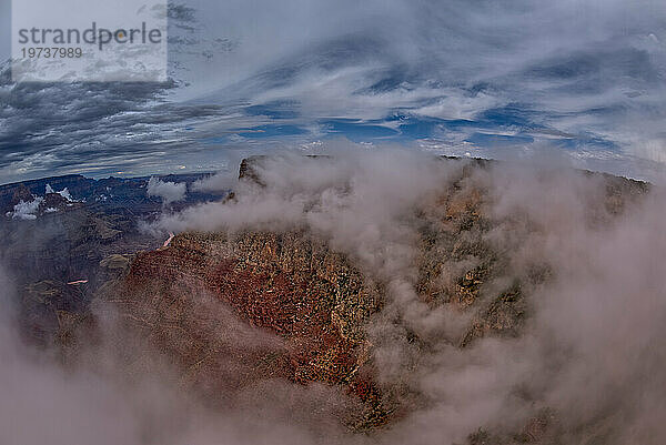 Zuni Point am Südrand des Grand Canyon in den Wolken  gesehen vom Moran Point  Grand Canyon Nationalpark  UNESCO-Weltkulturerbe  Arizona  Vereinigte Staaten von Amerika  Nordamerika