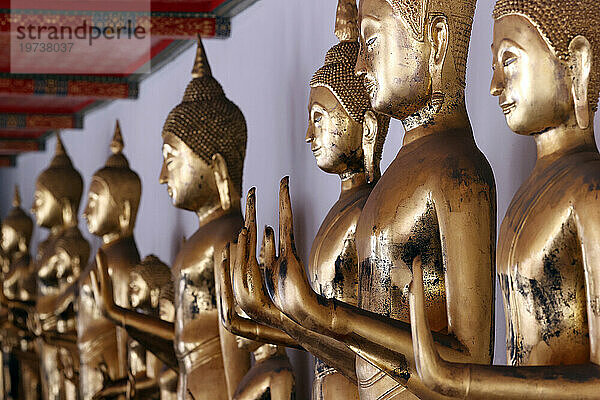 Reihe goldener Buddha-Statuen  Meditation  Wat Pho (Tempel des liegenden Buddha)  Bangkok  Thailand  Südostasien  Asien