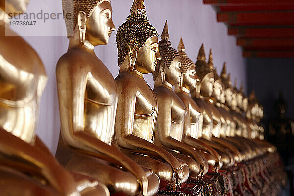 Reihe goldener Buddha-Statuen  Geste des Erdzeugen  Wat Pho (Tempel des liegenden Buddha)  Bangkok  Thailand  Südostasien  Asien