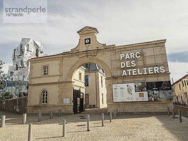 Eingang zum Kulturzentrum Parc Des Ateliers mit Gehrys LUMA-Turm dahinter  Arles  Provence  Frankreich  Europa