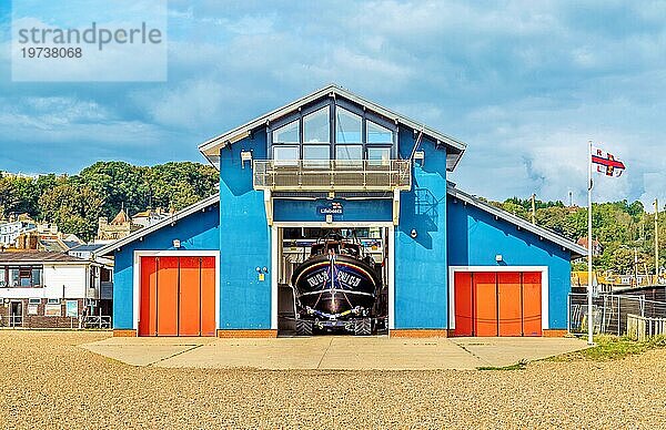 Hastings Lifeboat Station am Stade (Fischerstrand) an der Küste von Hastings  East Sussex  England  Vereinigtes Königreich  Europa