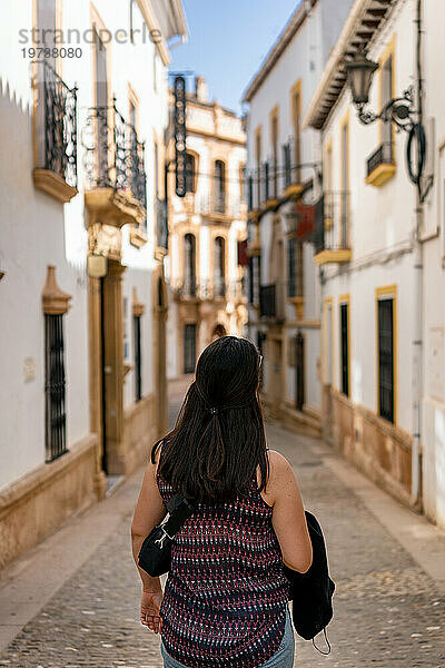 Frau in der Straße des historischen weißen Dorfes  Ronda  Pueblos Blancos  Andalusien  Spanien  Europa