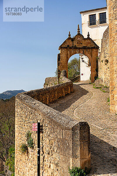 Eingang des traditionellen weißen Dorfes Ronda  Pueblos Blancos  Andalusien  Spanien  Europa